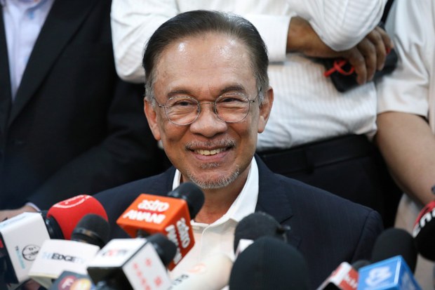 Ketua Pembangkang Malaysia Cabar PM Di Mahkamah Kerana Gantung Parlimen Semasa Darurat Ketua Pembangkang Malaysia Cabar PM Di Mahkamah Kerana Gantung Parlimen Semasa Darurat
