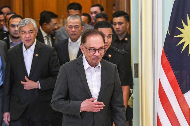 Anwar serta Kabinetnya setuju potong gaji 20 peratus Anwar serta Kabinetnya setuju potong gaji 20 peratus