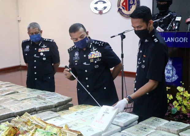 Polis Malaysia Rampas Ganja Diseludup dari Laos Bernilai RM1.53juta Polis Malaysia Rampas Ganja Diseludup dari Laos Bernilai RM1.53juta