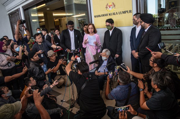 Mahkamah tolak permohonan bekas Menteri Kewangan cabar siasatan SPRM Mahkamah tolak permohonan bekas Menteri Kewangan cabar siasatan SPRM