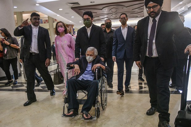 Daim Zainuddin, isteri buat laporan polis, dakwa PM Anwar salah guna kuasa Daim Zainuddin, isteri buat laporan polis, dakwa PM Anwar salah guna kuasa