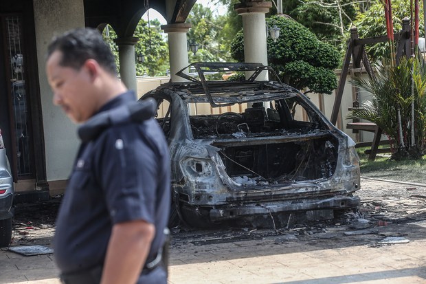 Kediaman, kenderaan Ahli Parlimen DAP dibaling bom petrol ‘molotov cocktail’ Kediaman, kenderaan Ahli Parlimen DAP dibaling bom petrol ‘molotov cocktail’