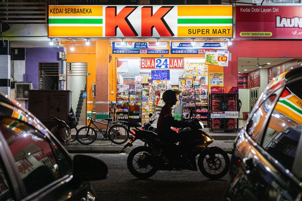 Stoking kalimah Allah: Pemilik KK Mart dibebaskan, denda RM60,000 Stoking kalimah Allah: Pemilik KK Mart dibebaskan, denda RM60,000