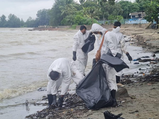 Tumpahan minyak di Singapura merebak ke Malaysia, ancam mata pencarian 200 nelayan Tumpahan minyak di Singapura merebak ke Malaysia, ancam mata pencarian 200 nelayan