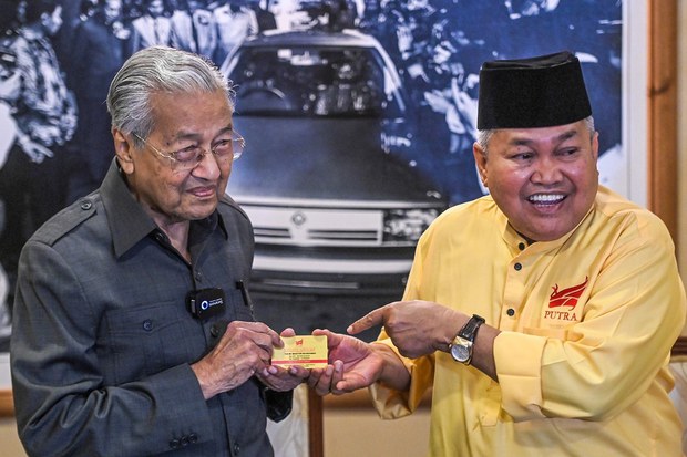 Najib Razak minta Mahathir berhenti guna sentimen Melayu raih manfaat politik Najib Razak minta Mahathir berhenti guna sentimen Melayu raih manfaat politik