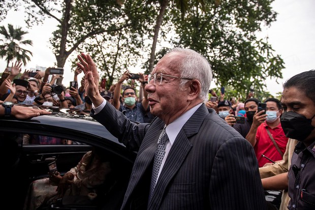 Mahkamah Persekutuan putuskan Najib, anak lelaki perlu bayar cukai tertunggak Mahkamah Persekutuan putuskan Najib, anak lelaki perlu bayar cukai tertunggak