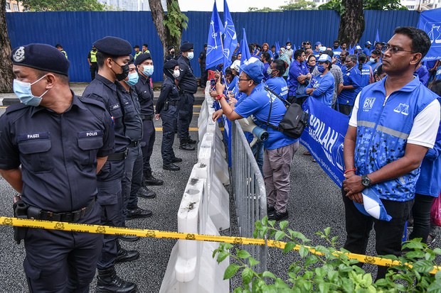 Rusuhan cemarkan hari penamaan calon Pilihan Raya Umum Ke-15 Rusuhan cemarkan hari penamaan calon Pilihan Raya Umum Ke-15