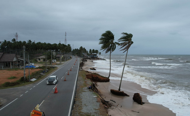 Dibadai ombak, pantai di Terengganu menunggu hari 'ditelan' laut Dibadai ombak, pantai di Terengganu menunggu hari 'ditelan' laut
