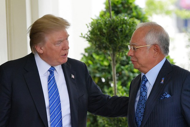 Laporan nyatakan Najib dan delegasi Malaysia berbelanja mewah di hotel Washington milik Trump Laporan nyatakan Najib dan delegasi Malaysia berbelanja mewah di hotel Washington milik Trump