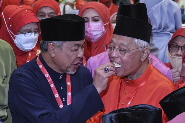 Mesyuarat tergempar UMNO mahu pilihan raya umum disegerakan Mesyuarat tergempar UMNO mahu pilihan raya umum disegerakan