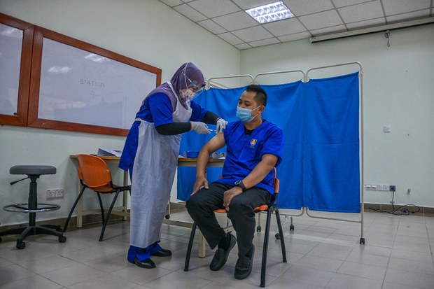 Seramai 28,000 Penjawat Awam Masih Belum Dapatkan Suntikan Vaksin COVID-19 Seramai 28,000 Penjawat Awam Masih Belum Dapatkan Suntikan Vaksin COVID-19