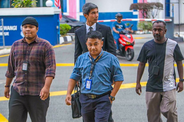 Tiga wartawan portal Malaysiakini disiasat Polis, enggan dedah sumber artikel Tiga wartawan portal Malaysiakini disiasat Polis, enggan dedah sumber artikel