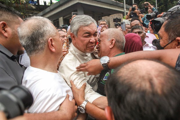 Mahkamah bebaskan presiden parti pemerintah Malaysia daripada 40 pertuduhan rasuah Mahkamah bebaskan presiden parti pemerintah Malaysia daripada 40 pertuduhan rasuah