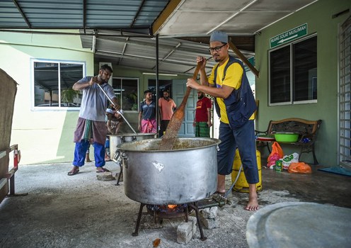 Ahli Jawatankuasa Majid Al Azim bersama beberapa warga Bangladesh sedang bergotong-royong memasak untuk juadah berbuka puasa di Taman Semarak, Nilai di Negeri Sembilan, 25 Mac 2024.