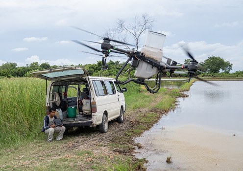 Mohd Firdaus Rauf berusia 27 tahun mengambil upah menabur benih padi dengan menggunakan dron di kawasan sawah padi di Kuala Perlis, Perlis, 11 November 2024.