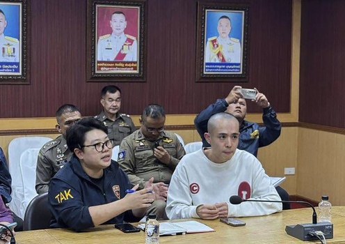 Pelakon China, Wang Xing (kanan) berbual dengan pegawai polis Thailand di daerah Mae Sot, bersempadan dengan Myanmar , 7 Januari 2025.