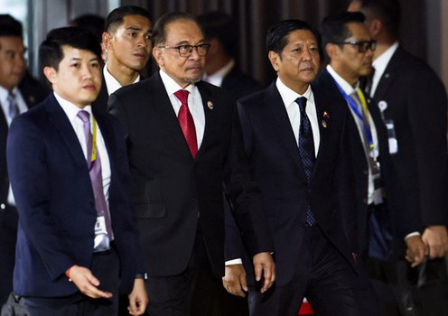 Perdana Menteri Anwar Ibrahim (kedua dari kiri) dan Presiden Filipina Ferdinand Marcos Jr. (kanan) menghadiri majlis penutupan Sidang Kemuncak ASEAN ke-44 dan ke-45 serta penyerahan jawatan pengerusi kepada Malaysia di Pusat Konvensyen Nasional di Vientiane, Laos, 11 Oktober 2024.