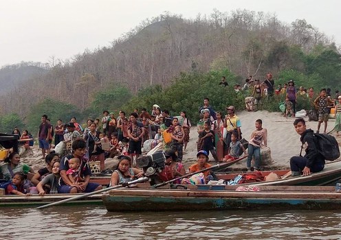 Gambar ini diambil oleh ketua masyarakat Ei Tu Hta, etnik Karen, yang menyeberangi sungai Salween ke Thailand untuk mencari perlindungan selepas serangan udara di negeri Karen di timur Myanmar, kembali ke sebelah Myanmar dengan bot selepas pihak berkuasa Thailand mengarahkan mereka meninggalkan Mae Hong Son, 29 Mac 2021.