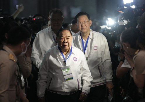 พลเอก ประวิตร วงษ์สุวรรณ (กลาง) รองนายกรัฐมนตรี และผู้สมัครนายกรัฐมนตรีจากพรรคพลังประชารัฐ (ในขณะนั้น) เดินทางมาจับฉลากหมายเลขผู้สมัคร ในกรุงเทพฯ วันที่ 4 เมษายน 2566