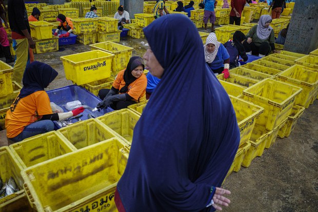 02-muslim-women-pattani.JPG