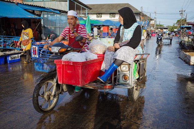 13-muslim-women-pattani.JPG