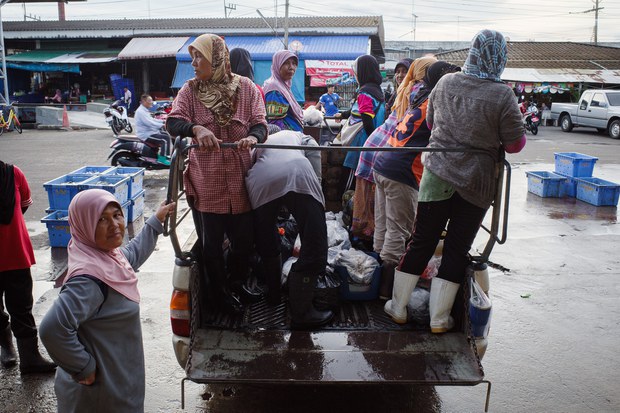 14-muslim-women-pattani.JPG