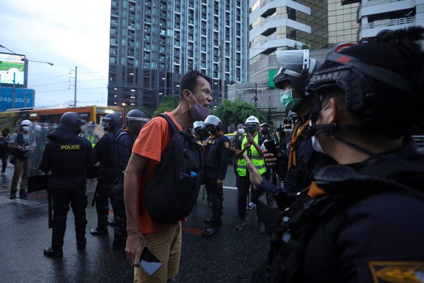 230628-th-democracy-protesters-royal-motorcade2.jpg