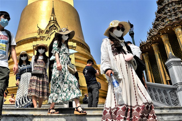 200129-TH-CH-virus-tourists-1000.jpg