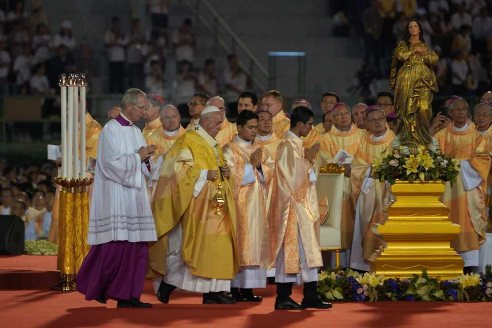 สมเด็จพระสันตะปาปาฟรานซิสเสด็จนำประกอบพิธีมิสซา หรือ บูชาขอบพระคุณ (Mass) สำหรับชาวไทย ณ สนามกีฬาแห่งชาติ ศุภชลาศัย วันที่ 21 พฤศจิกายน 2562 (ภิมุข รักขนาม/เบนาร์นิวส์) 