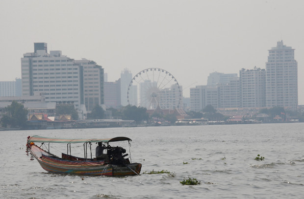 เรือข้ามแม่น้ำเจ้าพระยา ท่ามกลางสภาพอากาศที่ถูกปกคลุมด้วยหมอกควันของฝุ่นละออง กรุงเทพฯ วันที่ 14 มกราคม 2562 (เอพี)