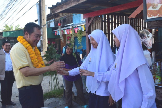 พ.ต.อ.ทวี สอดส่อง เลขาธิการพรรคประชาชาติ รับดอกไม้จากนักเรียนในระหว่างการหาเสียง ในจังหวัดปัตตานี วันที่ 2 มีนาคม 2562 (มารียัม อัฮหมัด/เบนาร์นิวส์)