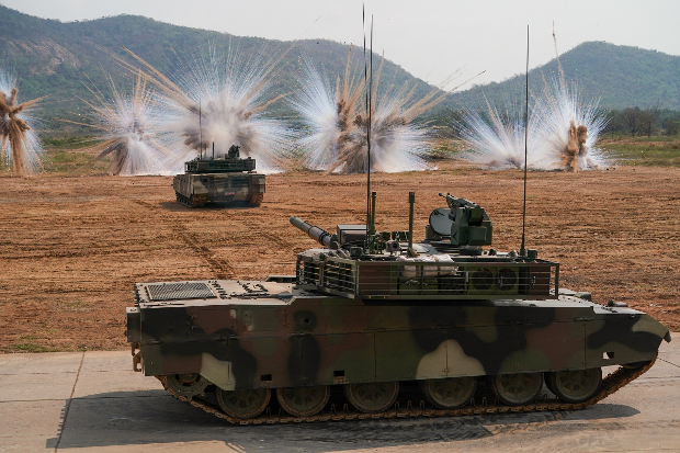 รถถัง VT-4 ยิงระเบิดควัน เพื่อต่อต้านการโดนล็อคเป้าด้วยเครื่องเล็งเป้าเลเซ่อร์จากรถถังข้าศึกสมมุติ ในการสาธิตสมรรถนะ กองพันทหารม้า จังหวัดสระบุรี วันที่ 26 มกราคม 2561 (ภิมุข รักขนาม/เบนาร์นิวส์)