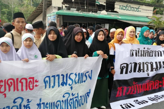 ประชาชนในปัตตานี รวมตัวกันที่ตลาดบ่อทอง ในอำเภอหนองจิก ปัตตานี เพื่อแสดงพลังต่อต้านการใช้ความรุนแรง หลังเกิดเหตุระเบิดเมื่อวานนี้ วันที่ 28 พ.ค. 2562 (มารียัม อัฮหมัด/เบนาร์นิวส์)