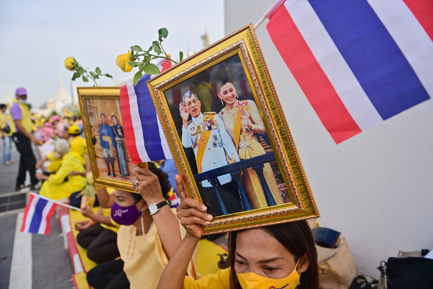 ประชาชนร่วมเฝ้าฯ รับเสด็จพระบาทสมเด็จพระเจ้าอยู่หัว และสมเด็จพระนางเจ้า ฯ พระบรมราชินี เนื่องในพระราชพิธีบำเพ็ญพระราชกุศล วันคล้ายวันสวรรคต พระบาทสมเด็จพระจุลจอมเกล้าเจ้าอยู่หัว บริเวณหน้าพระบรมมหาราชวัง กรุงเทพฯ ในวันที่ 23 ตุลาคม 2563 (เอเอฟพี)