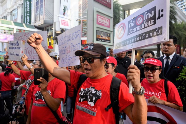 190401-TH-demonstrators-1000.jpg 190401-TH-demonstrators-1000.jpg