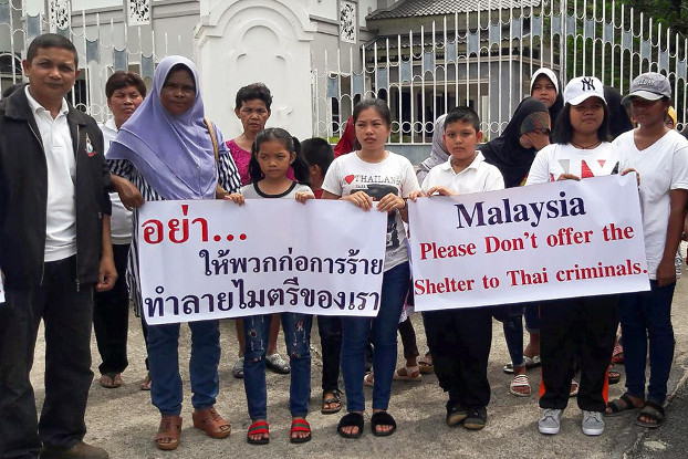 “กลุ่มคนไทยพื้นที่รักสันติ” ชุมนุมเรียกร้องให้ประเทศมาเลเซียยุติการให้ที่พักพิงแก่ขบวนการกอ่เหตุรุนแรงในสามจังหวัดชายแดนใต้ วันที่ 24 ต.ค. 2561 (มารียัม อัฮหมัด/เบนาร์นิวส์)