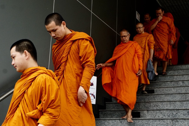 พระลูกวัดสามพระยา เดินลงจากศาลคดีทุจริตฯ หลังเสร็จสิ้นการฟังคำพิพากษาคดีของอดีตพระพรหมดิลก เจ้าอาวาสเก่า วันที่ 16 พฤษภาคม 2562 (นนทรัฐ ไผ่เจริญ/เบนาร์นิวส์) 