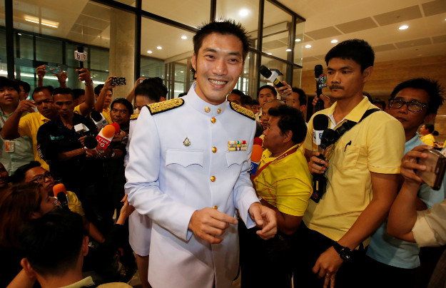 ผู้นำพรรคอนาคตใหม่ นาย ธนาธร จึงรุ่งเรืองกิจ เดินทางมาถึงรัฐสภา ในวันเปิดประชุมรัฐสภาวันแรก ที่กระทรวงการต่างประเทศ วันที่ 24 พ.ค. 2562 ในกรุงเทพฯ วันศุกร์ที่ 24 พฤษภาคม 2562 (เอพี)  