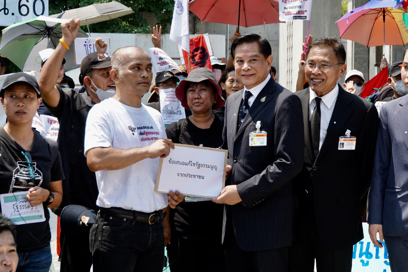 นายอนุสรณ์ อุณโณ ยื่นข้อเสนอแก้ไขรัฐธรรมนูญของ ครช. ให้แก่ นายพีระพันธุ์ สาลีรัฐวิภาค ที่หน้ารัฐสภา ในวันที่ 13 มีนาคม 2563 (นนทรัฐ ไผ่เจริญ/เบนาร์นิวส์) 