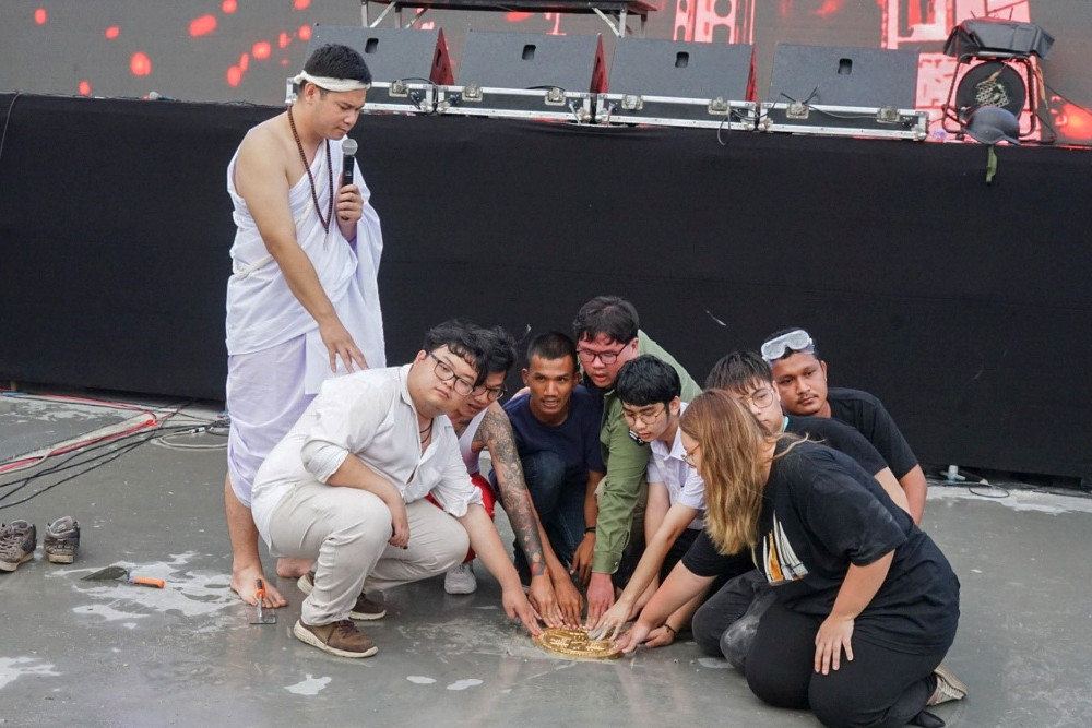 กลุ่มแนวร่วมธรรมศาสตร์และการชุมนุม ทำการปัก “หมุดคณะราษฎร์ 2” ที่หน้าเวทีที่ใช้ปราศัยในสนามหลวง วันที่ 20 กันยายน 2563 (นนทรัฐ ไผ่เจริญ/เบนาร์นิวส์)