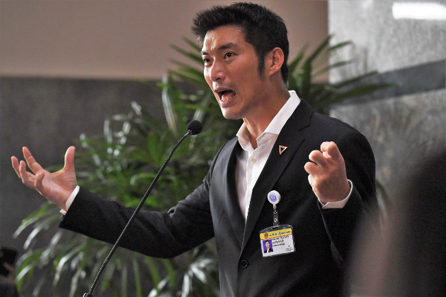 ผู้นำพรรคอนาคตใหม่ ธนาธร จึงรุ่งเรืองกิจ กล่าวกับสื่อมวลชน ก่อนการลงคะแนนเสียงในการประชุมร่วมรัฐสภา เพื่อโหวตเลือกนายกรัฐมนตรี ในกรุงเทพฯ วันที่ 5 มิถุนายน 2562 (เอเอฟพี)