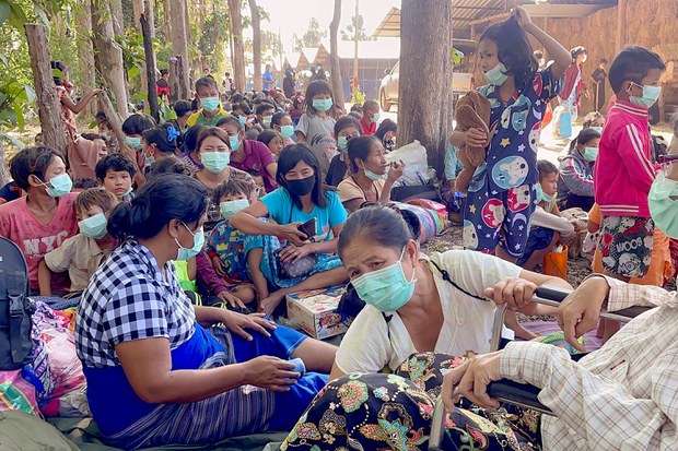 ไทยดูแลกะเหรี่ยงหนีภัยสู้รบมายังแม่สอด 2,500 คน ไทยดูแลกะเหรี่ยงหนีภัยสู้รบมายังแม่สอด 2,500 คน