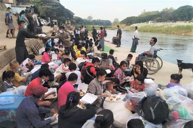 ชาวกะเหรี่ยงกว่า 1,500 คนหนีมายังบ้านแม่โกนเกนเมื่อสุดสัปดาห์ ชาวกะเหรี่ยงกว่า 1,500 คนหนีมายังบ้านแม่โกนเกนเมื่อสุดสัปดาห์