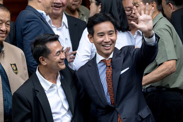 ก้าวไกลจับมือ 5 พรรคตั้งรัฐบาล ก้าวไกลจับมือ 5 พรรคตั้งรัฐบาล