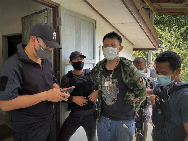 ตำรวจจับอดีตทหารเกณฑ์ยิงคนใน รพ.สนามปทุมฯ เสียชีวิต 2 ราย ตำรวจจับอดีตทหารเกณฑ์ยิงคนใน รพ.สนามปทุมฯ เสียชีวิต 2 ราย