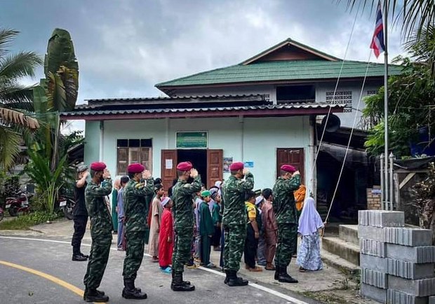 ชาวมุสลิมมลายูคัดค้านทหารนิมนต์พระไปสอนหนังสือในตาดีกา ชาวมุสลิมมลายูคัดค้านทหารนิมนต์พระไปสอนหนังสือในตาดีกา
