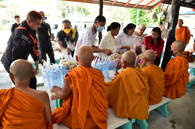 พระงดบิณฑบาตในรือเสาะ-ศรีสาคร หลังถูกระเบิดสัปดาห์ก่อน พระงดบิณฑบาตในรือเสาะ-ศรีสาคร หลังถูกระเบิดสัปดาห์ก่อน