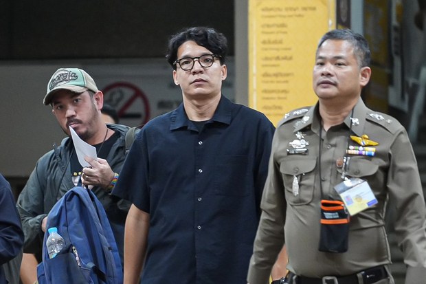 ตร. จับสื่อ 2 ราย ทำข่าวประชาชนพ่นสีกำแพงวัดพระแก้ว ไม่เอา ม. 112 ตร. จับสื่อ 2 ราย ทำข่าวประชาชนพ่นสีกำแพงวัดพระแก้ว ไม่เอา ม. 112