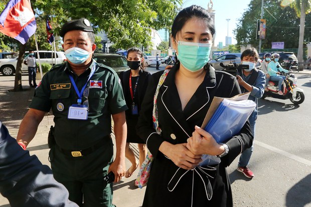 พี่สาว “วันเฉลิม” ให้ปากคำต่อศาลกัมพูชา เพื่อตามหาน้องชาย พี่สาว “วันเฉลิม” ให้ปากคำต่อศาลกัมพูชา เพื่อตามหาน้องชาย