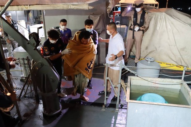 เรือไทยช่วยลูกเรือกัมพูชา หลังเรือประมงล่มในทะเลสงขลา เรือไทยช่วยลูกเรือกัมพูชา หลังเรือประมงล่มในทะเลสงขลา